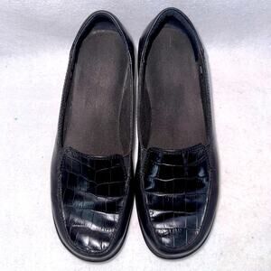 EUC Women’s Clarks Black Leather Crocodile Embossed Flats Shoes Loafers size 7